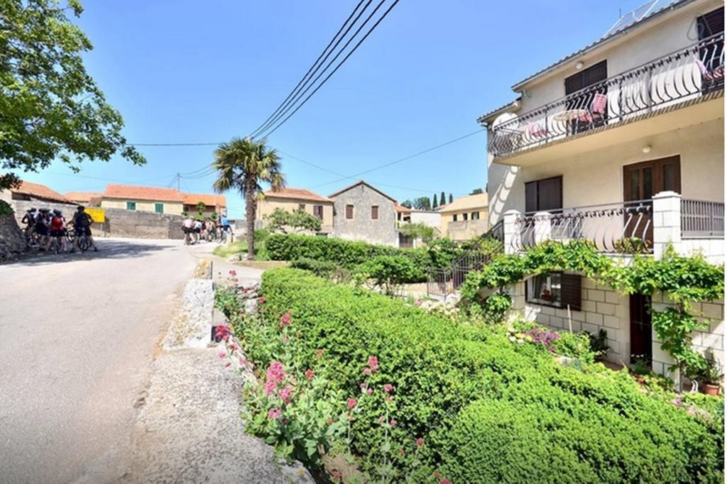 Apartments Vrisnik Jelsa  Exterior foto
