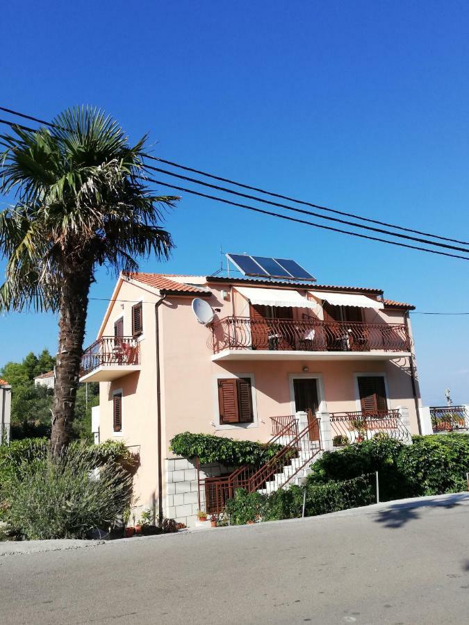 Apartments Vrisnik Jelsa  Exterior foto